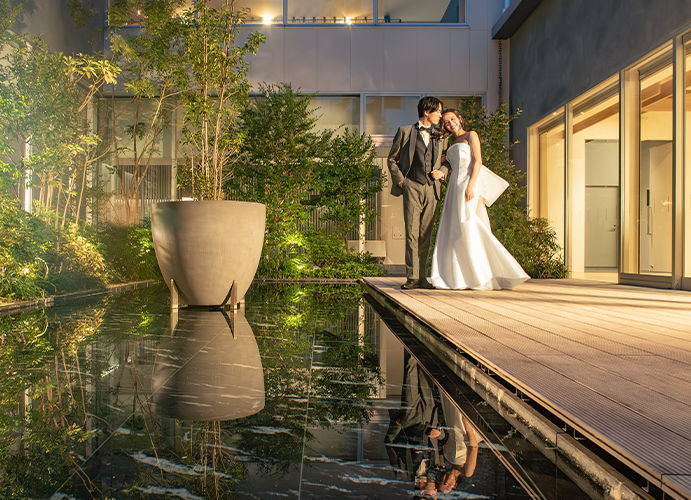 美しい庭と寄り添う新郎新婦